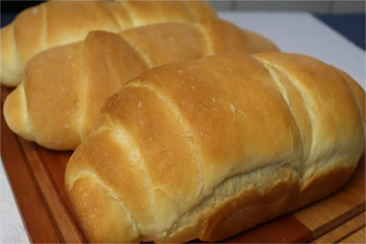 Pão caseiro quentinho e macio para saborear no lanche da tar