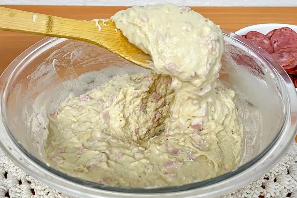 Pão caseiro recheado: a massa que você só precisa mexer um p