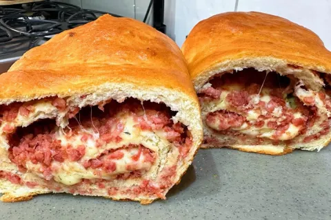 Pão caseiro recheado, com uma massa muito macia e um recheio