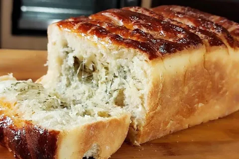 Pão caseiro recheado que vai ser uma surpresa quando você co