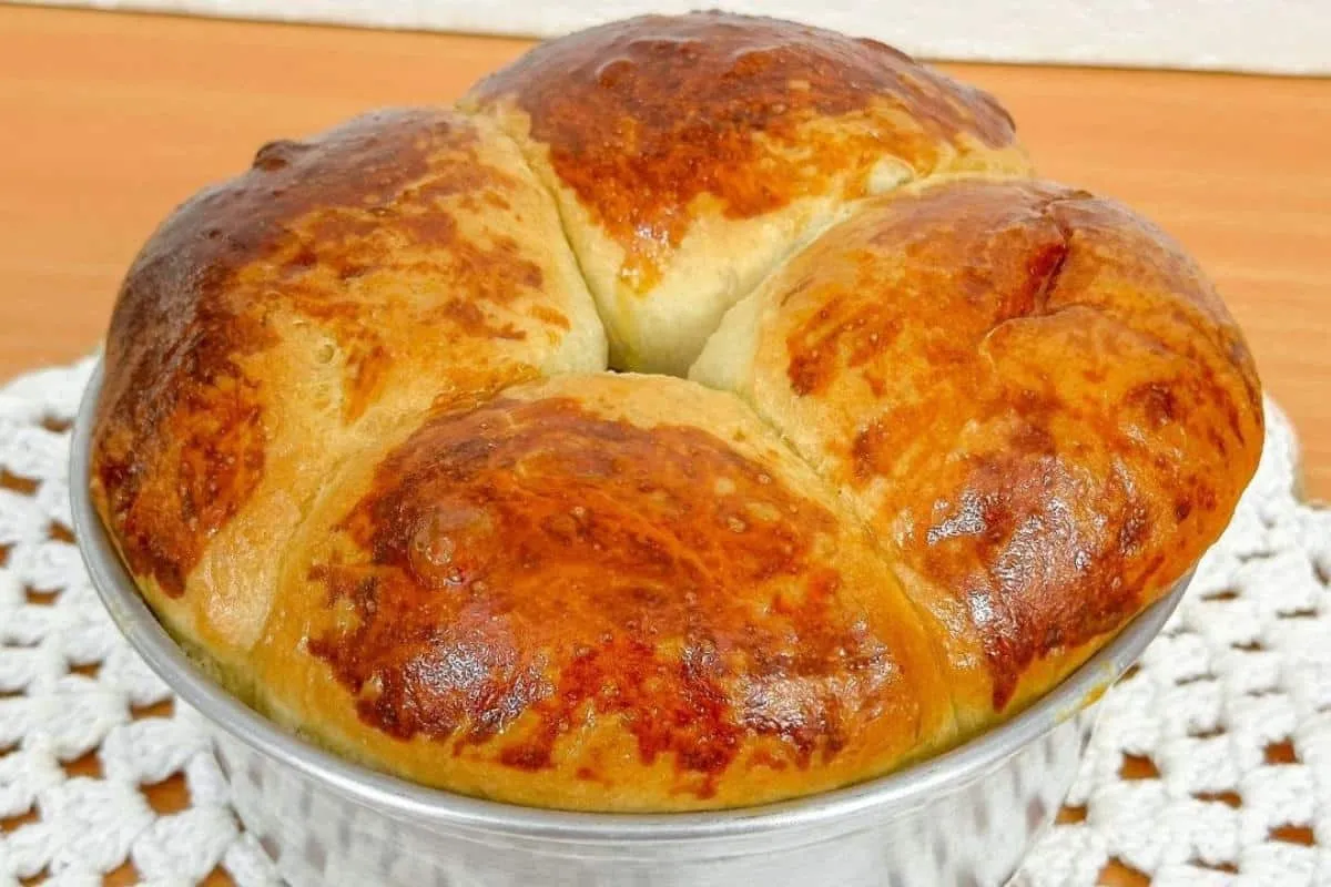 Pão caseiro sem leite fofinho para o café da manhã ou da tar