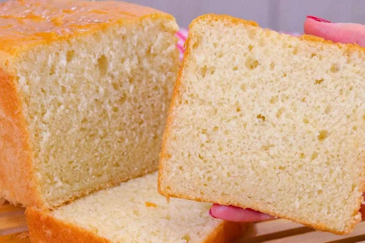 Pão caseiro simples para comer bem quentinho com manteiga de