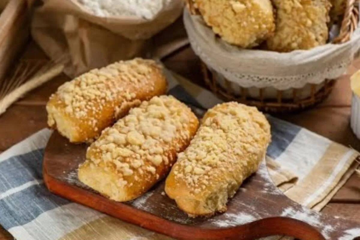 Pão cuca de padaria fofinho e com aquela farofa crocante irr