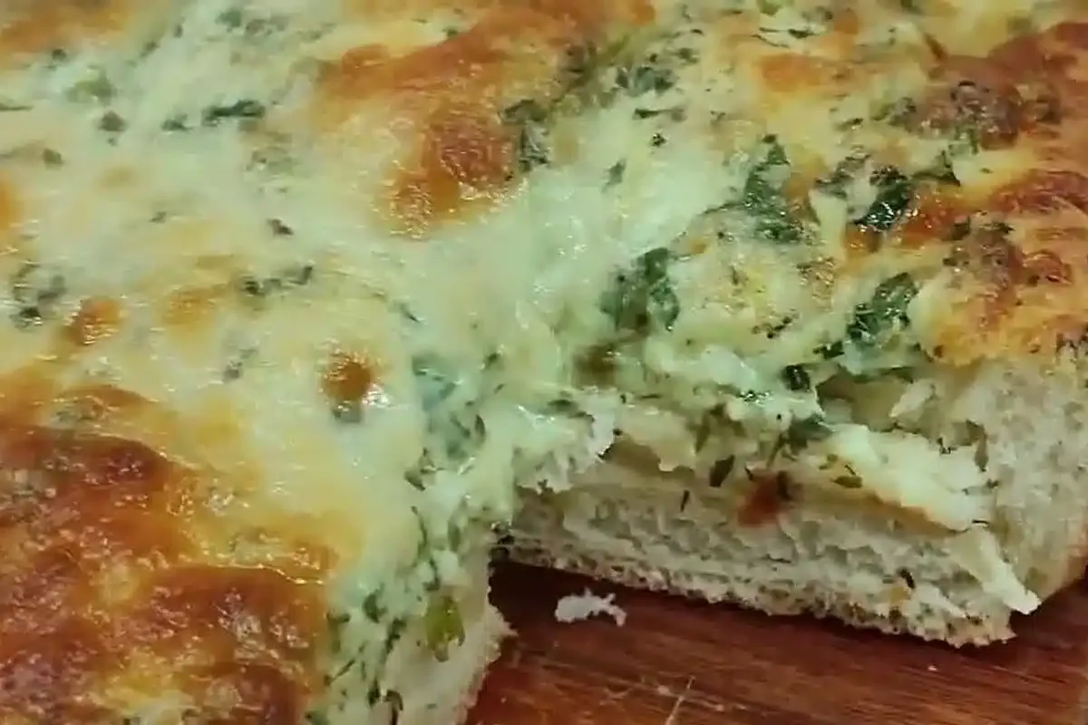 Pão de alho caseiro bem recheado com creme crocante e saboro