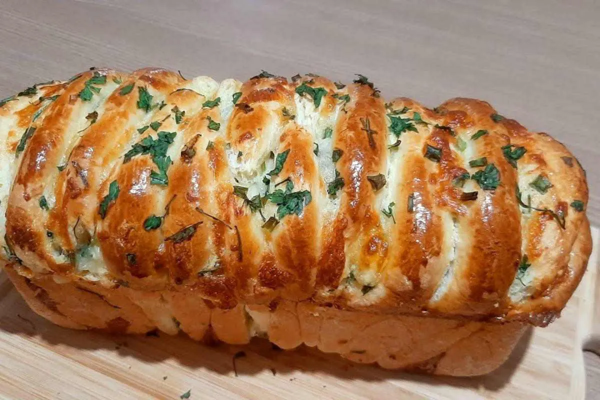 Pão de alho caseiro já sai do forno fatiado no jeito para se