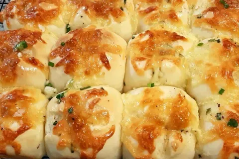 Pão de alho caseiro para acompanhar o churrasco de domingo
