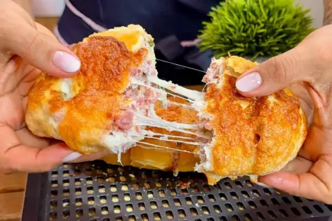 Pão de alho com calabresa feito em minutos, uma opção rápida