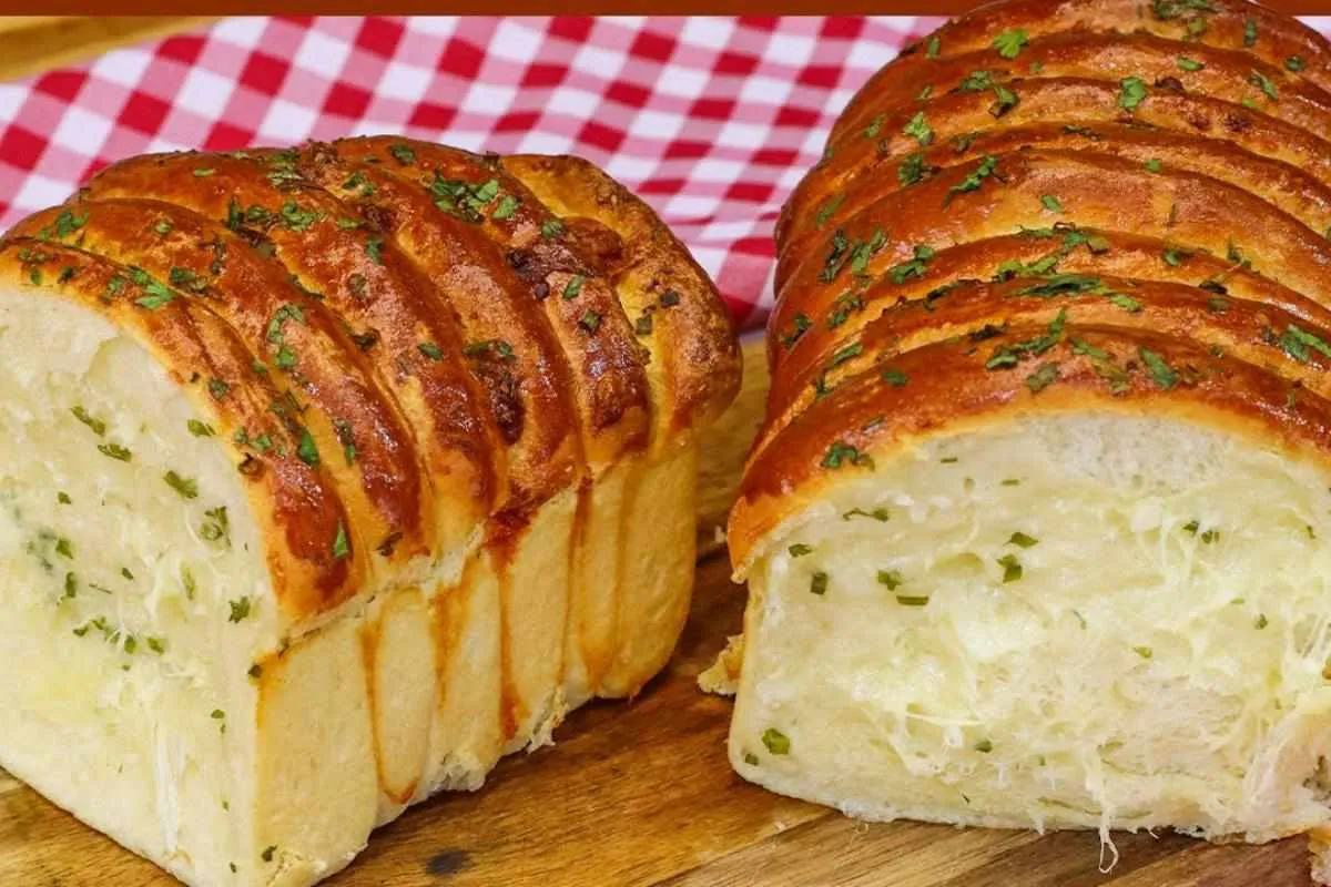 Pão de alho com queijo para você servir no lanche ou para ac