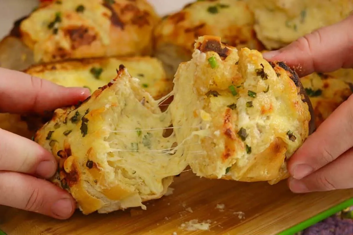Pão de alho cremoso por dentro e super crocante por fora, pa