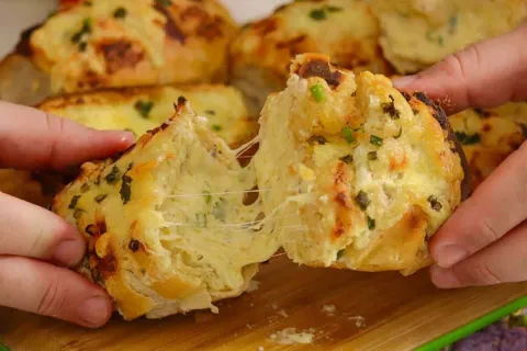 Pão de alho cremoso por dentro e super crocante por fora, pa