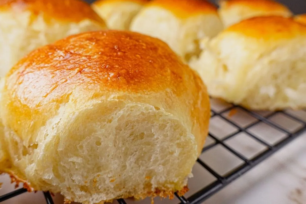 Pão de batata caseiro muito macio e fofinho, com  um passo a