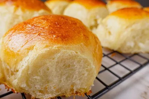 Pão de batata caseiro muito macio e fofinho, com  um passo a