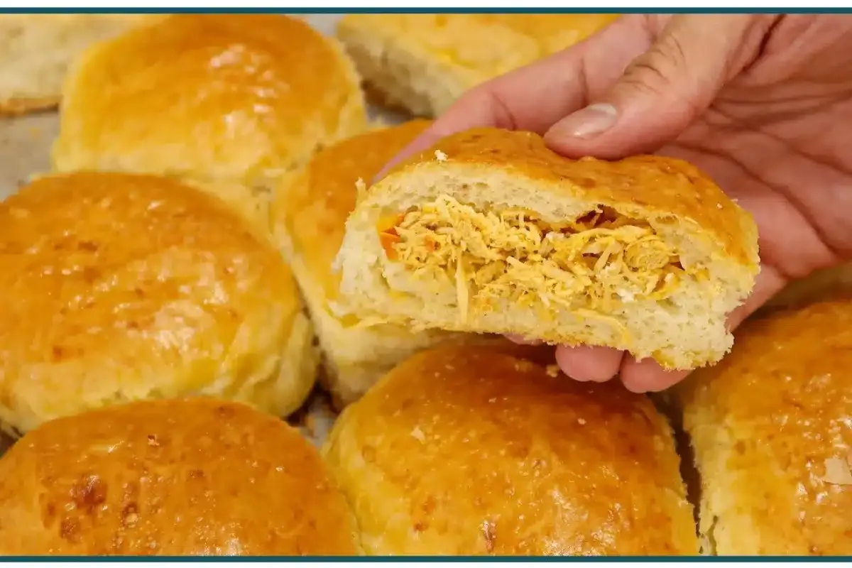 Pão de batata com frango bem recheado e com uma massa divina