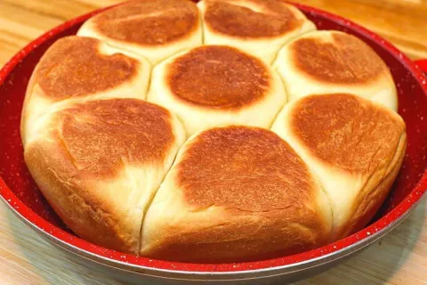Pão de frigideira que fica pronto bem rapidinho para o café 