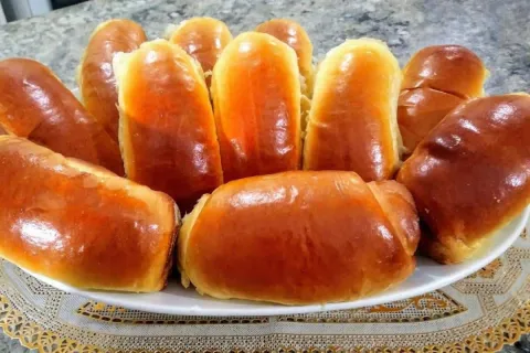 Pão de leite caseiro macio e fofinho para o café da manhã