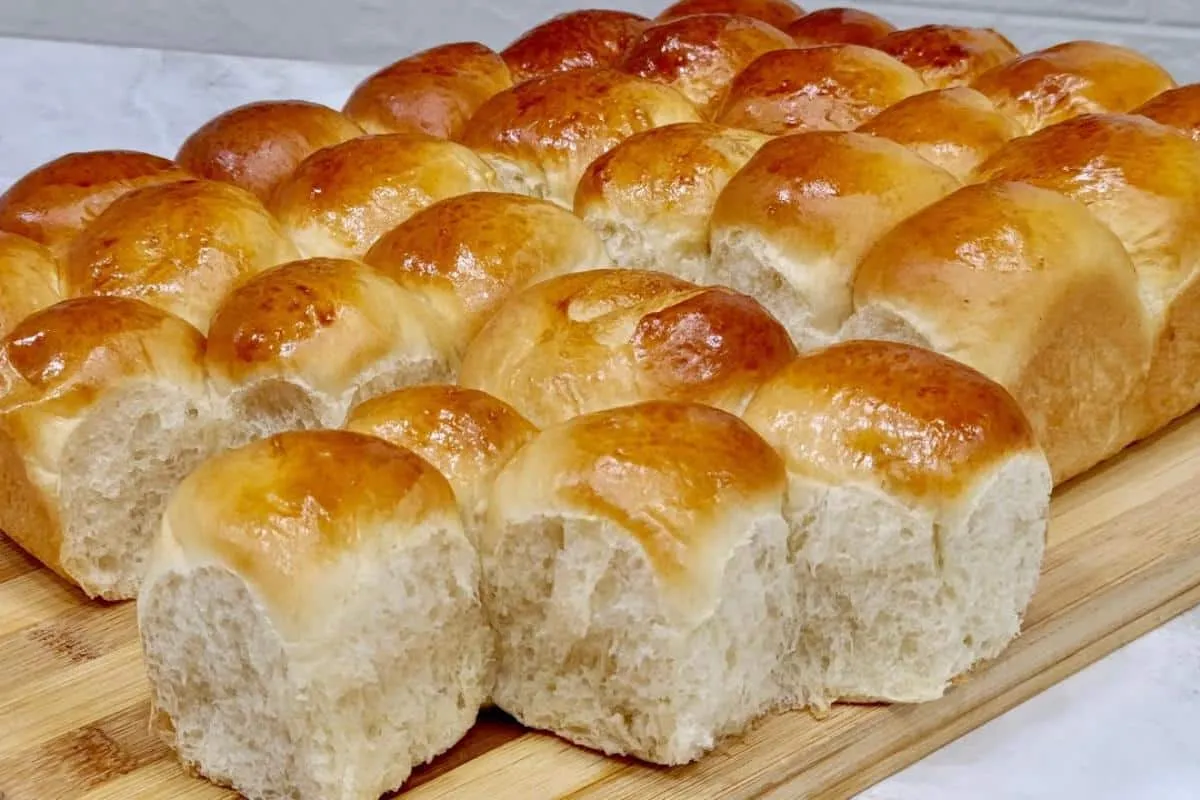 Pão de leite fofinho que parece um pedaço de algodão para vo