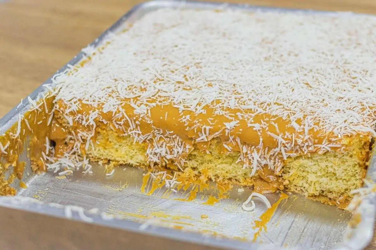 Pão de ló com cobertura uma delícia super fácil de preparar