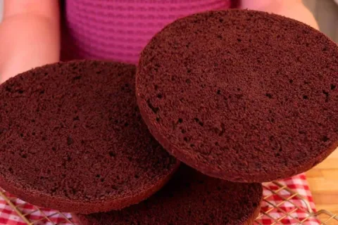 Pão de ló de chocolate fofinho: com 4 ingredientes, sem leit