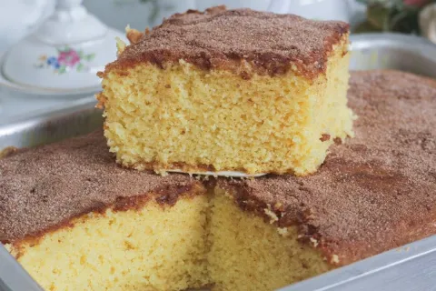 Pão de ló de fubá super fofinho e delicioso, com casquinha c