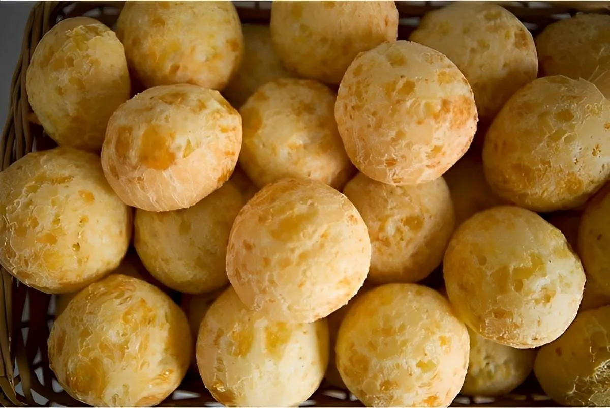 Pão de queijo com 3 ingredientes que não precisa escaldar é