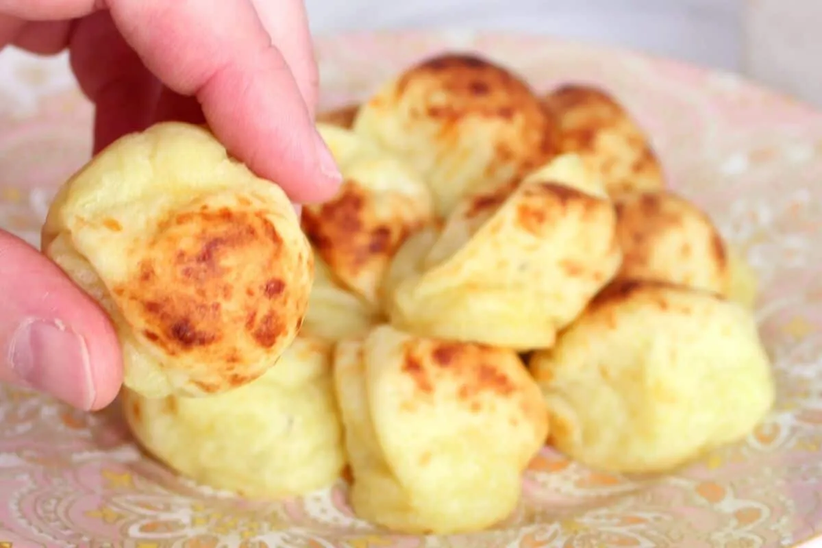 Pão de queijo com batata doce, diferente, leve e sem complic