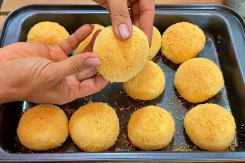 Pão de queijo com flocão, uma gostosura que fica crocante po