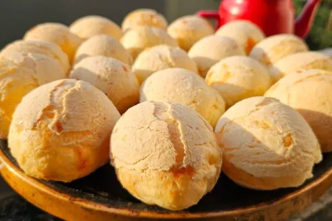 Pão de queijo com polvilho azedo que não murcha: fácil e ráp