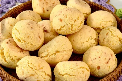 Pão de queijo de cuscuz feito com apenas 1 ovo: a receita pr