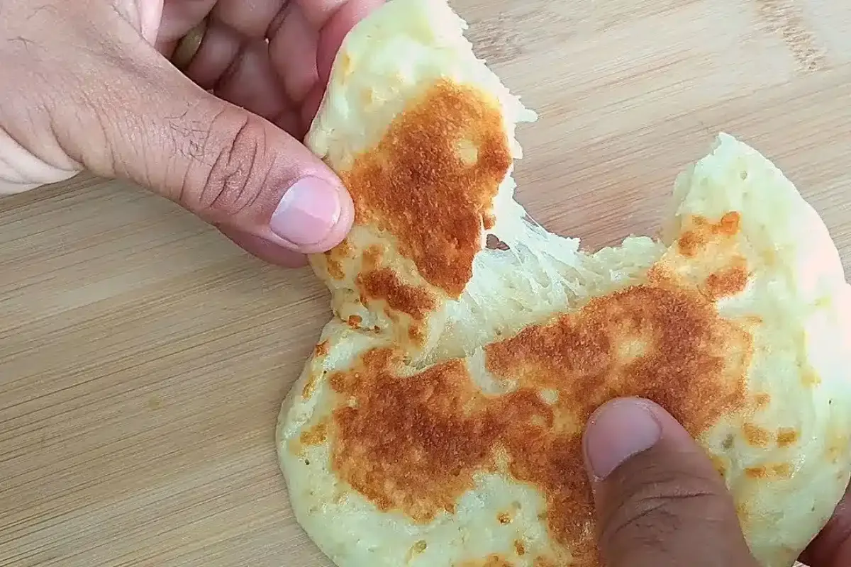 Pão de queijo de frigideira prático e rápido, com casquinha