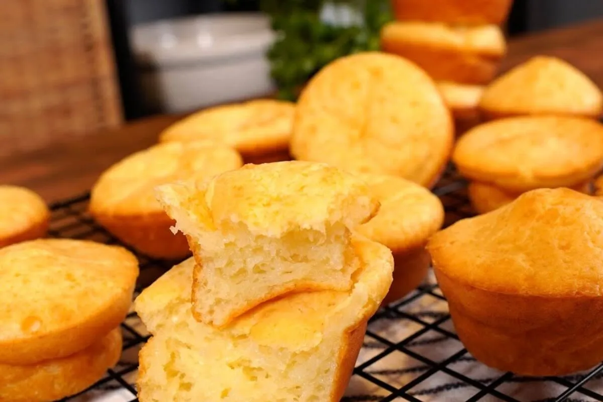 Pão de queijo de liquidificador fácil de fazer, bem douradin