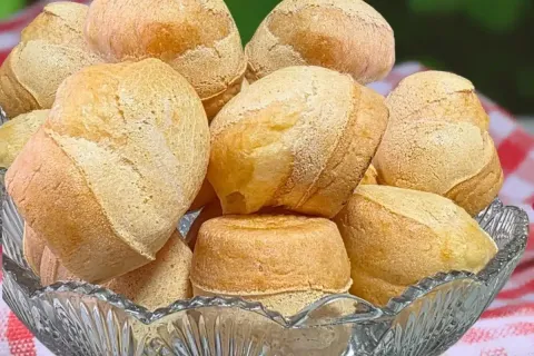 Pão de queijo de padaria bem sequinho por fora e super macio