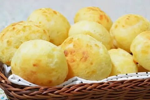 Pão de queijo fácil com muçarela rende bastante e fica uma d