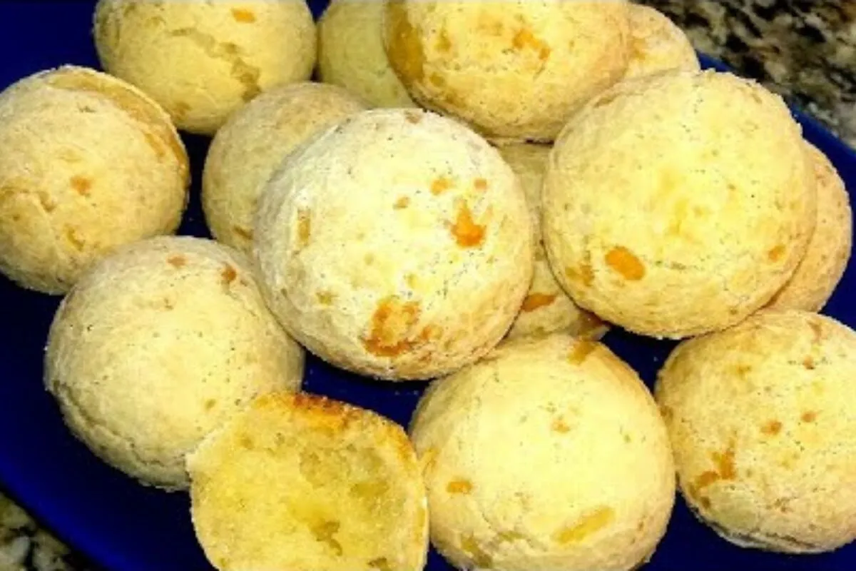 Pão de queijo fácil, um lanche quentinho, econômico e muito