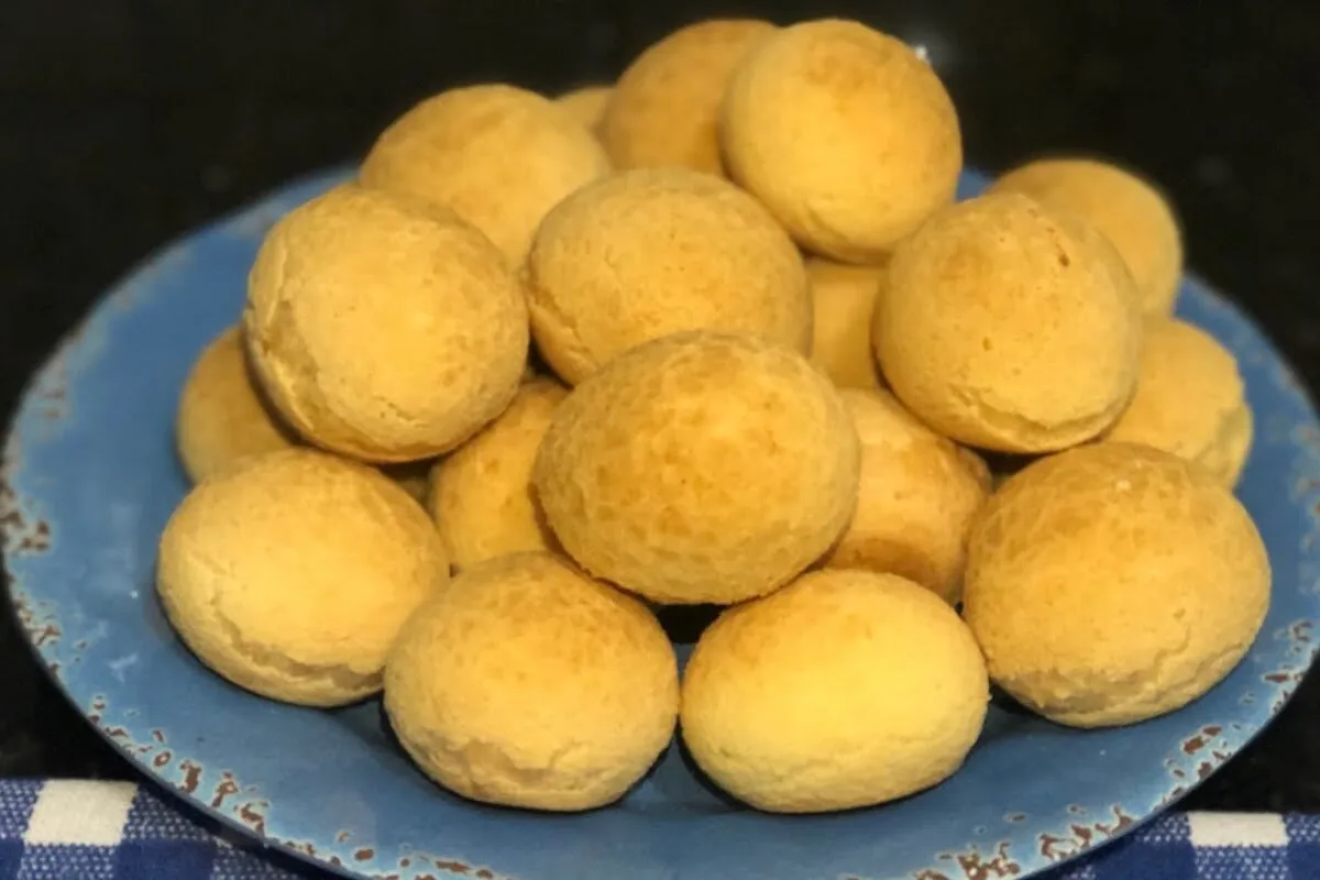 Pão de queijo mineiro: a receita rápida e saborosa que cresc