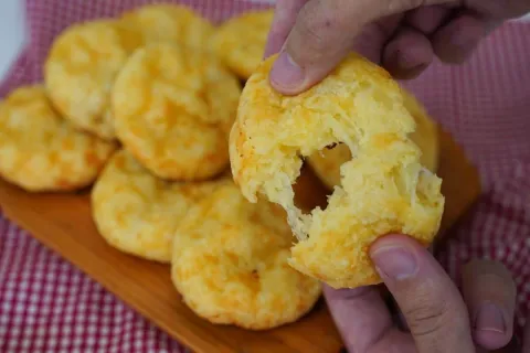 Pão de queijo mineiro simples e fácil que fica leve e muito 