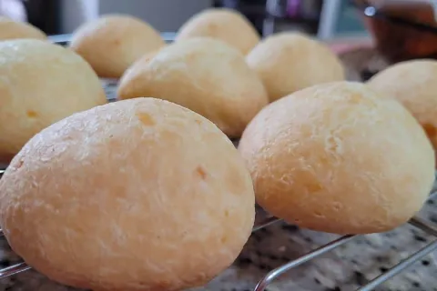 Pão de queijo: não compre mais antes de ver essa receita que