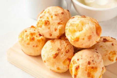 Pão de queijo que não murcha e fica crocante, feito de forma