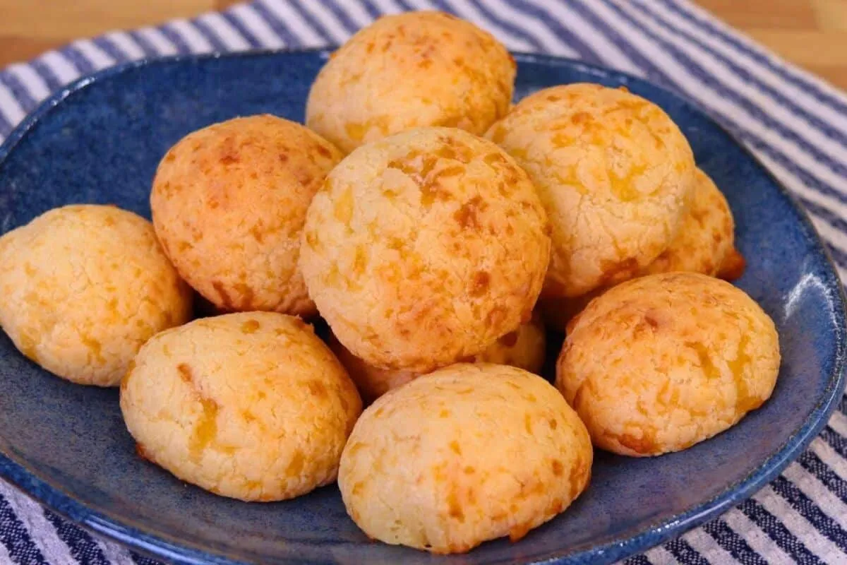 Pão de queijo sem óleo simples: sem ovos e com apenas 4 ingr