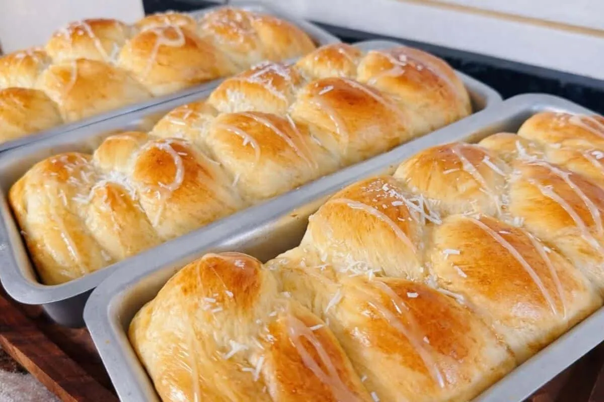 Pão doce caseiro fofinho com aquela cobertura especial de pa