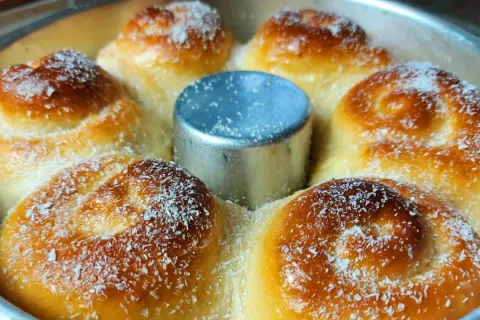Pão doce caseiro tão fofinho que parece um pedaço de algodão