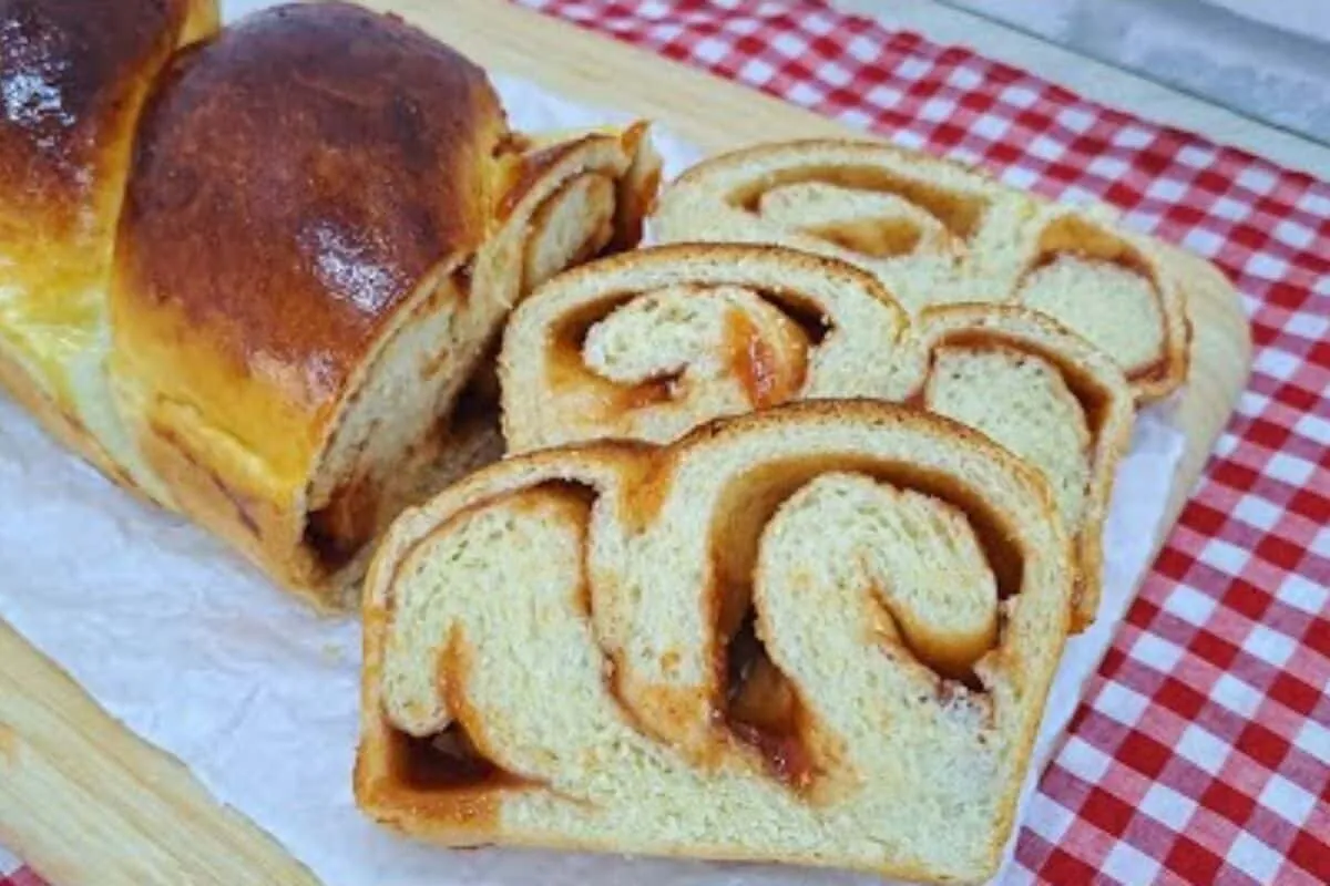 Pão doce recheado com goiabada: massa fofinha e recheio crem