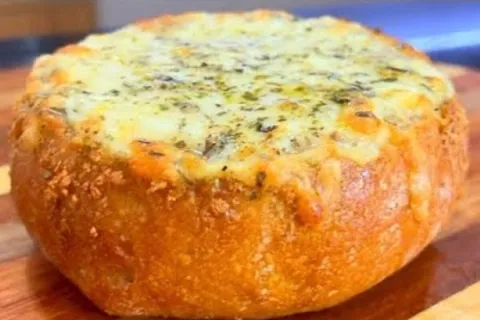 Pão italiano com creme de alho gratinado, crocante por fora 