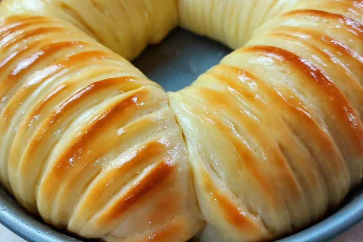 Pão novelo de lã que já sai do forno recheado para o café da