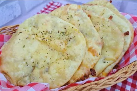 Pão pita de iogurte recheado com muçarela que derrete e esti
