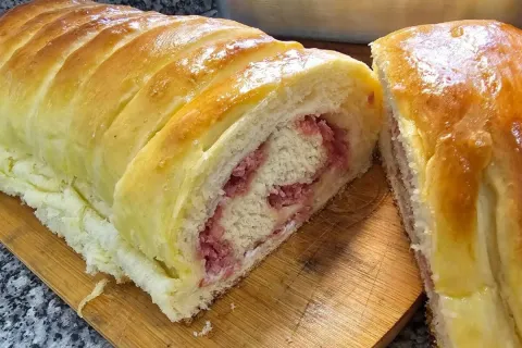 Pão recheado com calabresa, com uma massa leve e fofa e muit