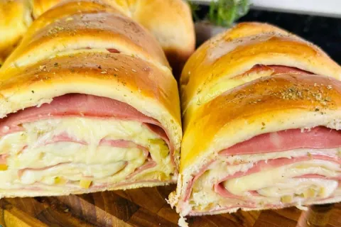 Pão recheado com mostarda e queijo para servir no lanche da 