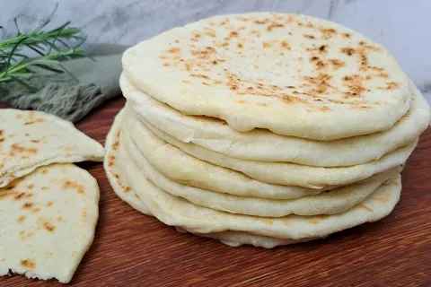 Pão sírio caseiro delicioso e perfeito para fazer lanches e 