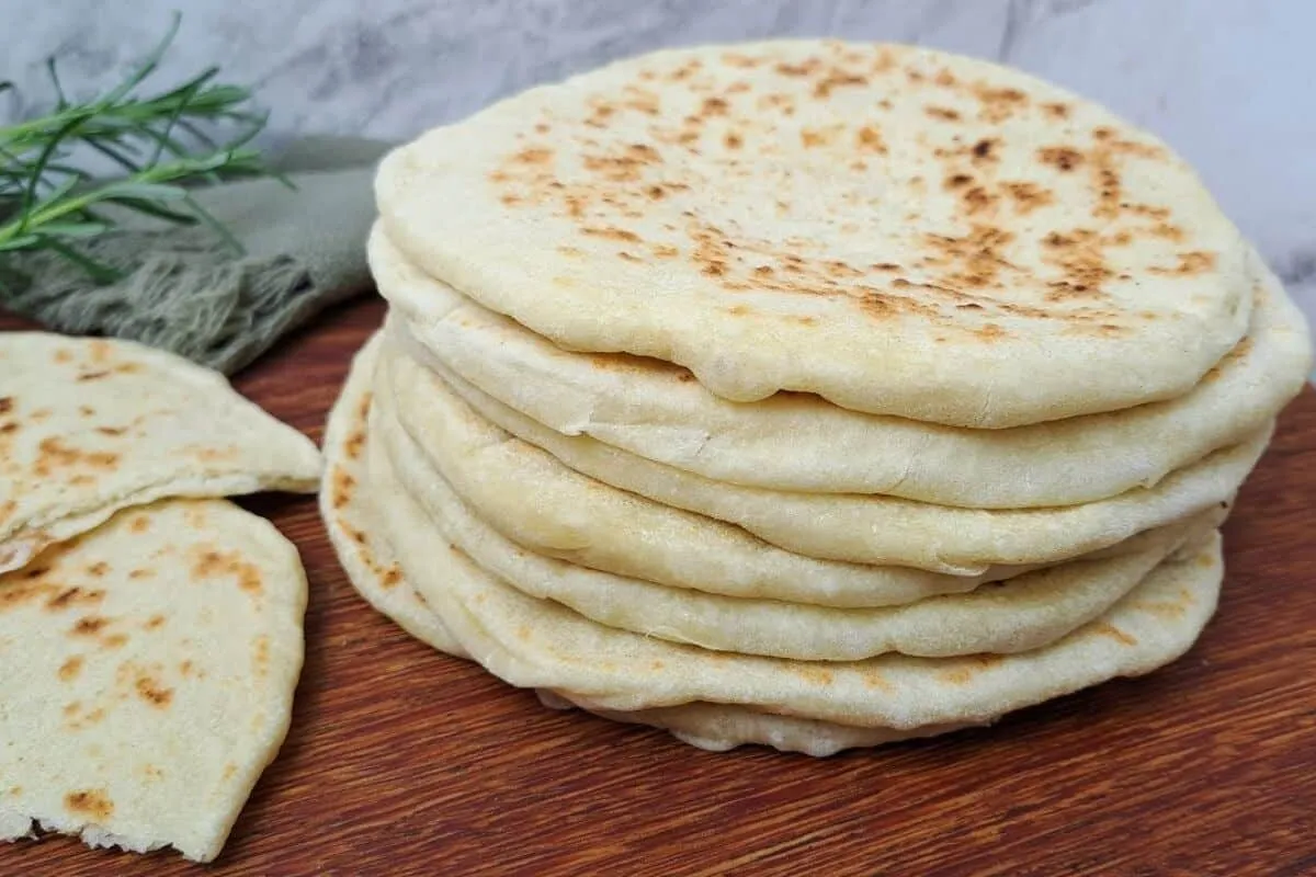 Pão sírio caseiro fácil de preparar e perfeito pra rechear n
