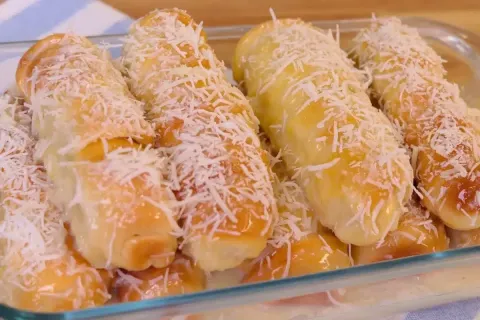 Pãozinho de leite condensado com coco e recheio de queijo, a