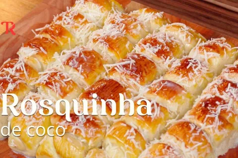 Pãozinho doce, que fica fofinho e com aquela calda e coco po